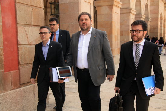 Catalan vice president Pere Aragonès (right) accompanying his predecessor Oriol Junqueras (center) along MPs Josep Maria Jové and Lluís Salvadó (by ACN)